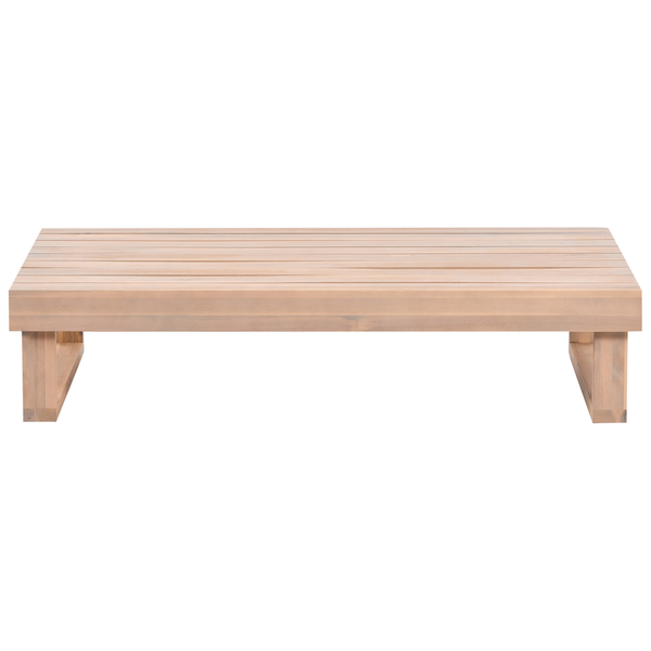 Niedriger Gartentisch aus massivem Holz mit einer Tischplatte aus Latten.