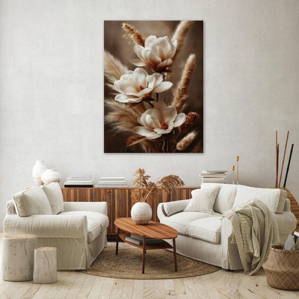 Wandbild mit Magnolienblüten und Gräsern, präsentiert in einem gemütlichen Wohnzimmer mit zwei Sofas, Holzkommode und Couchtisch.