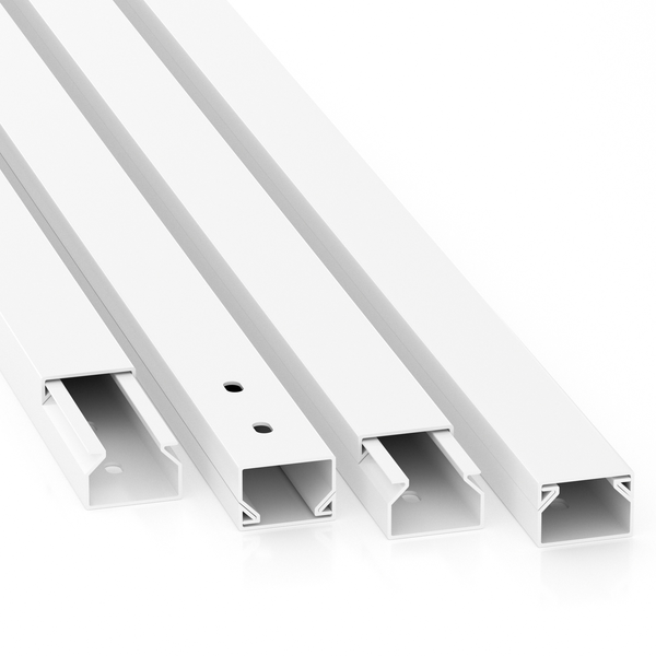 Mehrere weiße Kabelkanäle aus Kunststoff