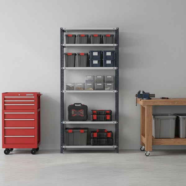 Organisierte Werkstatt mit rotem Werkstattwagen, Metallregal mit verschiedenen Boxen und einer hölzernen Werkbank mit Schraubstock.