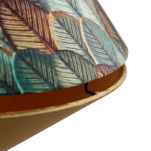 Detailansicht eines Lampenschirms mit Blattmuster und hellbeiger Innenseite.