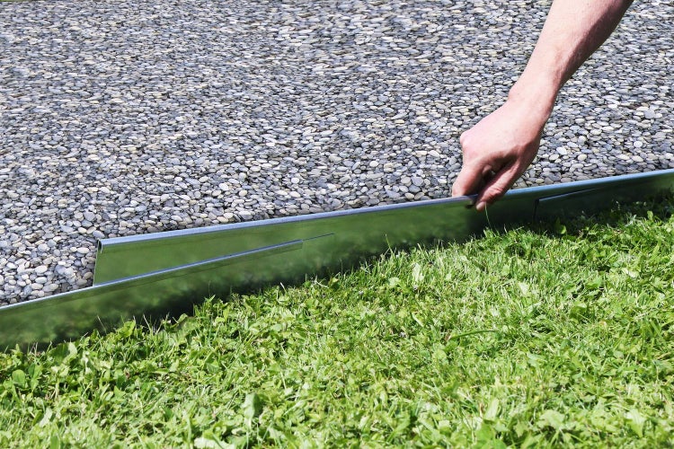Installation einer Rasenkante zur Abgrenzung von Rasen und Kiesbeet