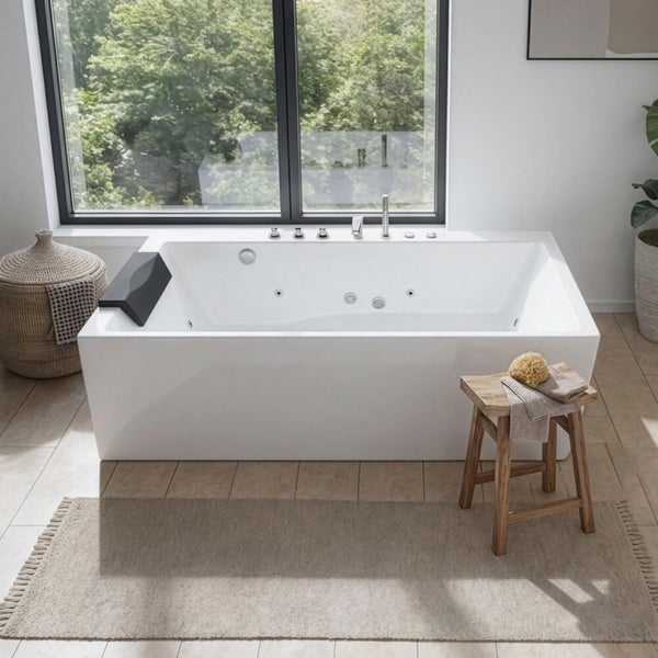 Moderne Whirlpool Badewanne in einem hellen Badezimmer mit großem Fenster, Holzhocker und Dekoration für ein luxuriöses Ambiente.