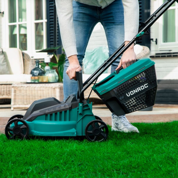 VONROC Rasenmäher Elektro mit Kabel | 1300W - 32cm Schnittbreite - einstellbare Schnitthöhe 30-70MM | Elektrischer Sichelmäher für kleine bis mittelgroße Flächen -Inlusive Trimmer Set