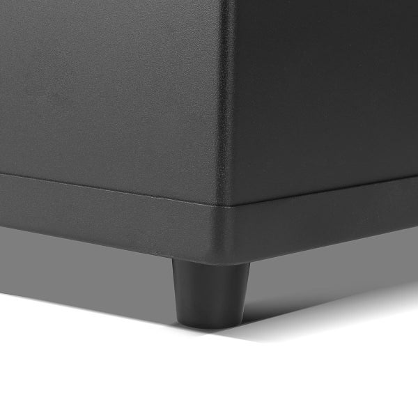 Detailansicht einer schwarzen Box mit Füßen