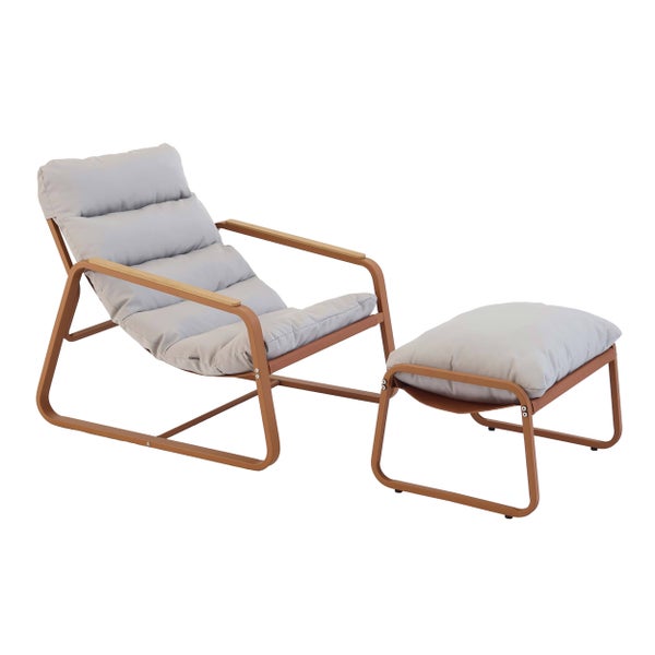 Loungesessel mit Hocker, Metallgestell mit Holzarmlehnen und grauen Polsterauflagen.