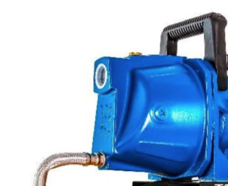 Detailansicht einer Gartenpumpe mit Anschluss