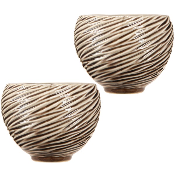 Zwei runde Keramik-Übertöpfe in Beige und Braun mit gewellter Struktur.