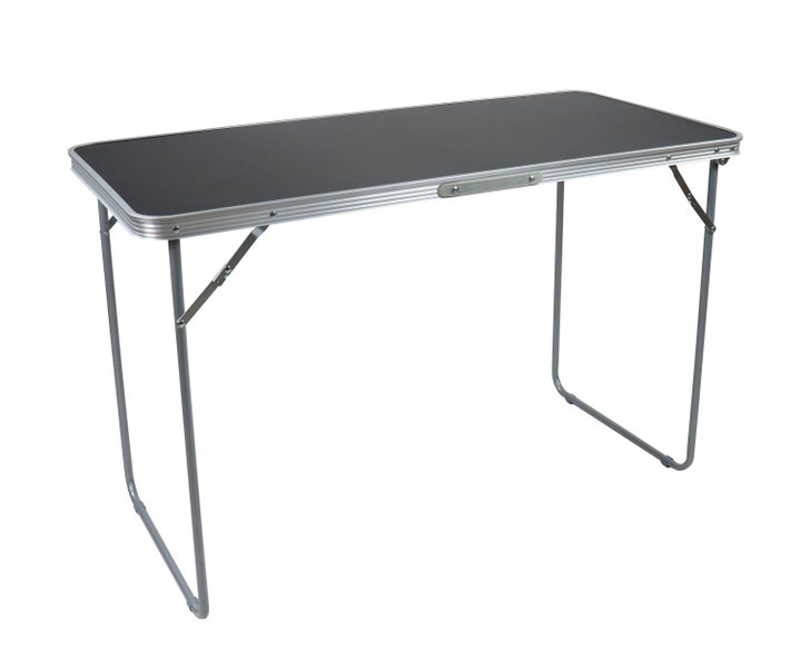 Klappbarer Mehrzwecktisch mit schwarzer Tischplatte und Aluminiumgestell.