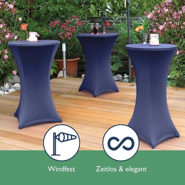 Drei Stehtische mit Hussen im Garten