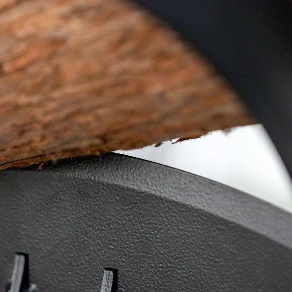 Nahaufnahme von Holz auf einem Metallrahmen.