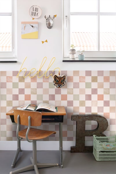 Kinderzimmer mit Schreibtisch und karierter Tapete
