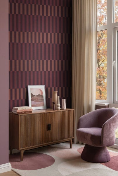 Moderner Flur mit Sideboard aus Holz und Wiener Geflecht unter einer Treppe, gemusterte Tapete, Wandspiegel und Wandgarderobe.