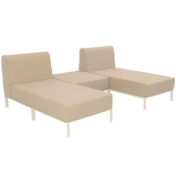 Modernes Garten-Lounge-Set, beige gepolstert, bestehend aus zwei Liegen und einem Mittelelement auf Metallbeinen.