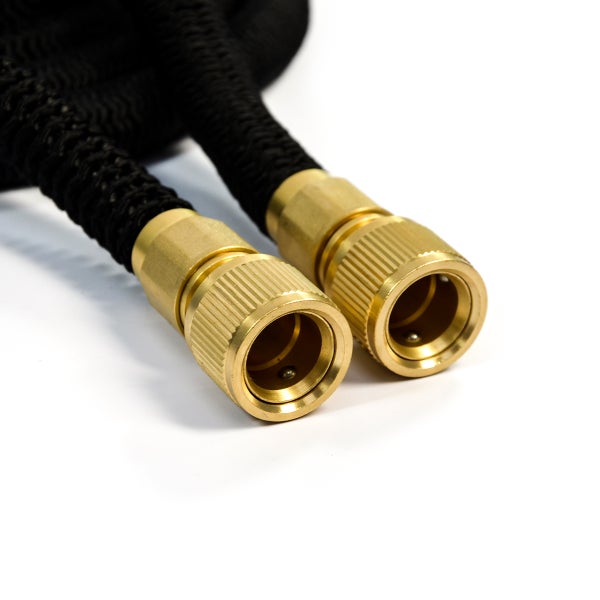 Flexibler Gartenschlauch mit zwei Messinganschlüssen und schwarzem Gewebe.