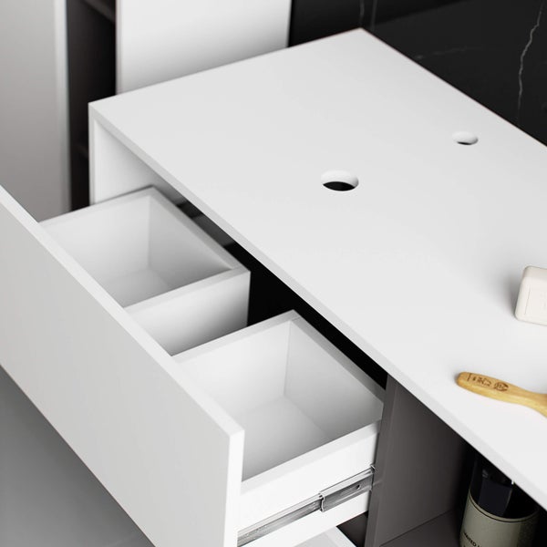 Detailansicht eines weißen Waschtischunterschranks mit offenem Schubfach