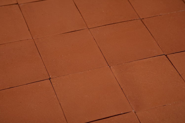 Quadratische Bodenfliesen aus Terrakotta