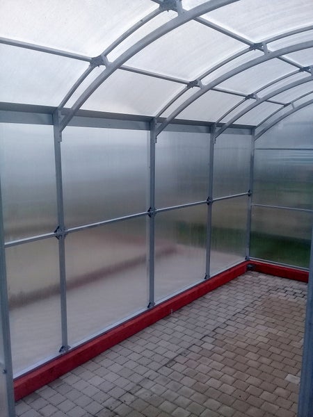 Innenansicht eines Gewächshauses mit Polycarbonatplatten