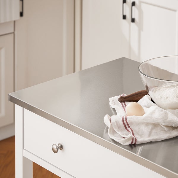 Küchenszene mit Edelstahlarbeitsplatte, Rührschüssel, Ei und Küchentuch auf einem Küchenwagen