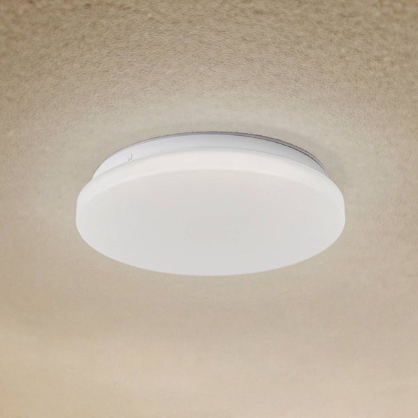 Runde, flache LED-Deckenleuchte mit weißer Abdeckung an einer Decke montiert.