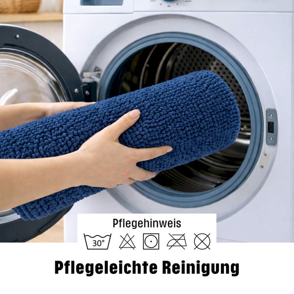 Eine Person legt eine aufgerollte Badematte in eine Waschmaschine. Das Bild zeigt Pflegehinweise für Maschinenwäsche bei 30 Grad und einfache Reinigung.