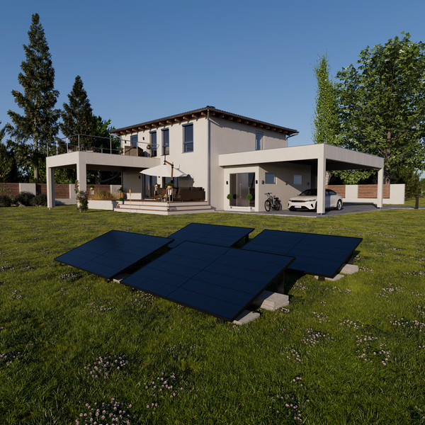Vier Solarmodule auf einer grünen Rasenfläche vor einem modernen, zweistöckigen Wohnhaus mit Carport und Terrasse.