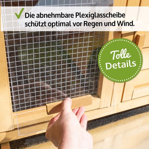 Kleintierstall aus Holz mit Gitterfenster und abnehmbarer Plexiglasscheibe zum Schutz vor Regen und Wind.