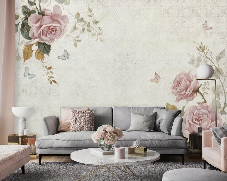 Dekoratives Wohnzimmer mit Blumenmuster-Tapete, Sofa und Couchtisch