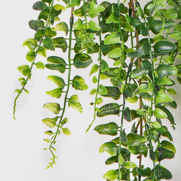 Künstliche Hängepflanze mit grünen, ovalen Blättern an langen Ranken.