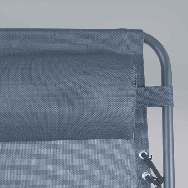 Weißer Gartenstuhl aus Metall mit Armlehnen und Lattendesign an Sitzfläche und Rückenlehne.