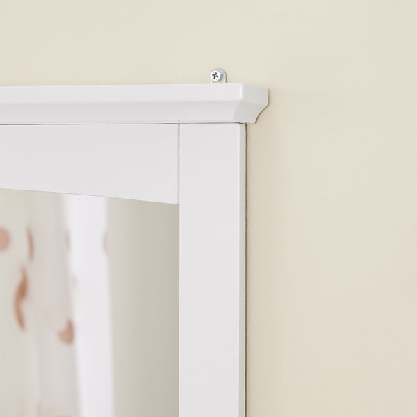 Detailansicht eines weißen Spiegels mit Rahmen und Schrauben zur Wandmontage