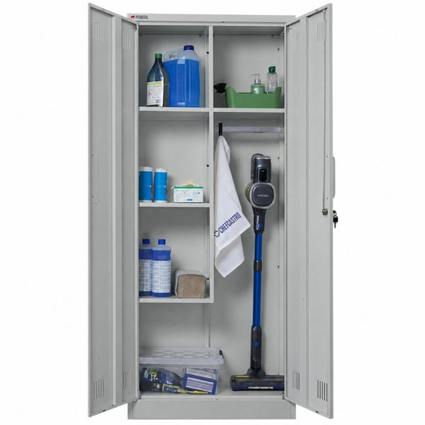 Stahlschrank mit zwei Türen, ausgestattet mit Regalböden und einer Vorrichtung für Staubsauger, zur organisierten Aufbewahrung von Haushaltsgeräten.