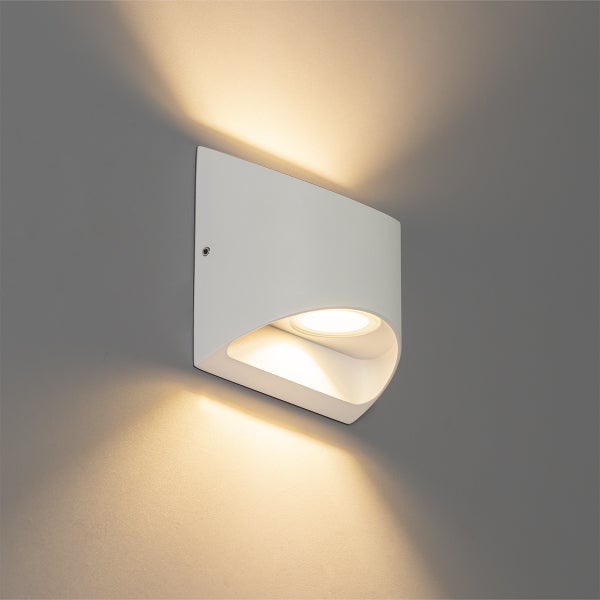 Weiße Wandleuchte in modernem Design mit Up-and-Down-Lichteffekt.