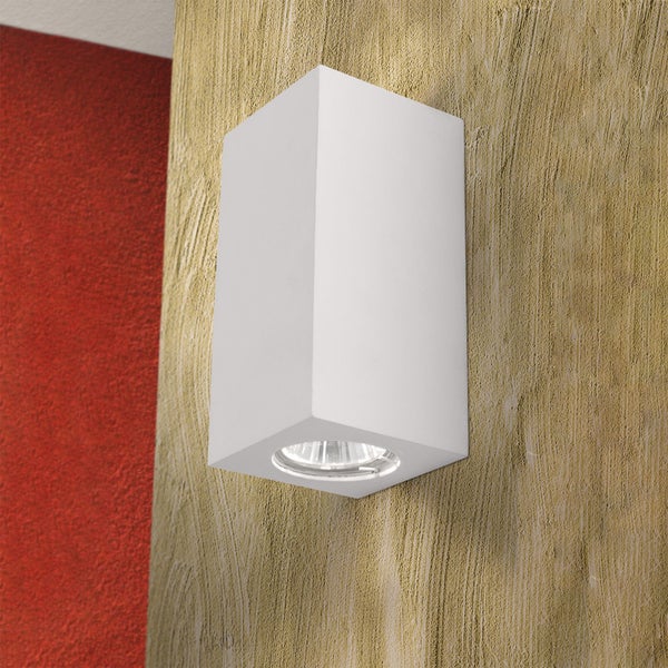 Quadratische Wandleuchte in moderner Bauform mit fokussierter Lichtabstrahlung an einer verputzten Wand.