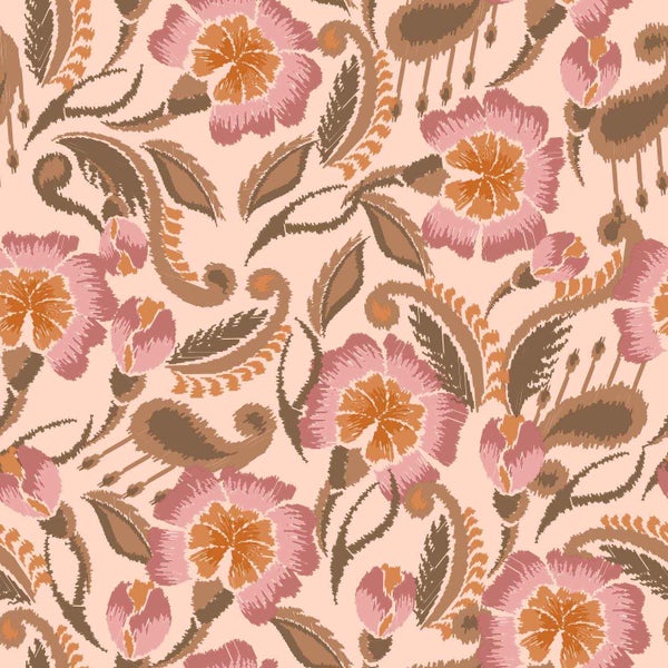 Vliestapete mit floralem Ikat-Muster, großen Blüten, Knospen und Ranken in gestickter Optik.
