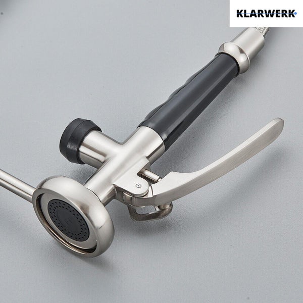 Klarwerk Logo. Gastronomie-Geschirrbrause aus Edelstahl mit schwarzem Kunststoffgriff und Betätigungshebel.