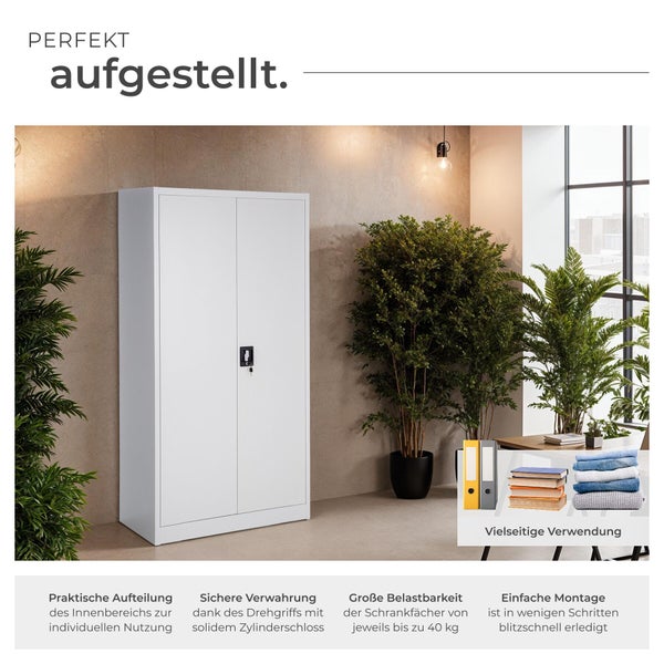 Büro Szene mit einem weißen Aktenschrank, der mit einem Zylinderschloss gesichert ist, und Zimmerpflanzen.