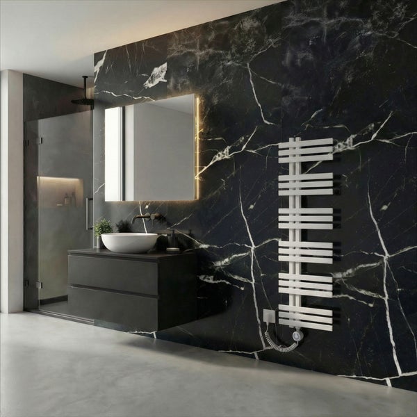 Modernes Badezimmer mit Wandfliesen in Marmoroptik, Waschtischunterschrank, weißem Aufsatzbecken, Leuchtspiegel und Handtuchheizkörper.