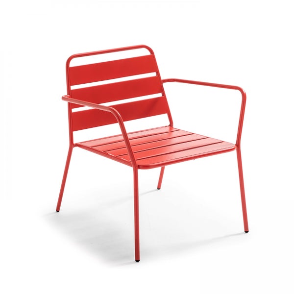 Roter Garten-Loungesessel aus Metall mit Armlehnen sowie Sitzfläche und Rückenlehne aus Lamellen.