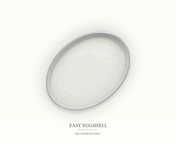 Draufsicht auf einen Farbeimer mit weißer Wandfarbe von The Color Kitchen in der Farbe Easy Eggshell.