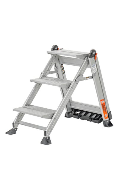 Aluminium Trittleiter mit drei Stufen und rutschfester Oberfläche für sicheren Stand bei Arbeiten in der Höhe.
