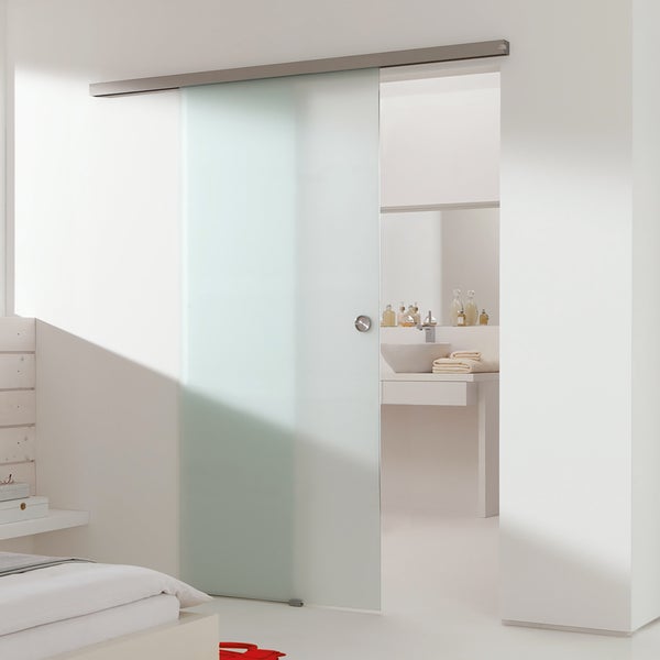 Helle, moderne Inneneinrichtung mit Glasschiebetür zum Badezimmer.