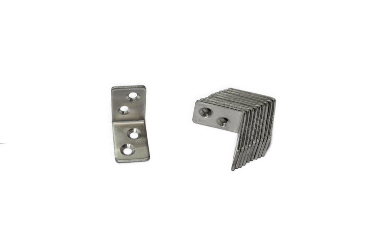 Set aus Metall Eckverbindern mit Bohrungen für die Befestigung im Möbelbau