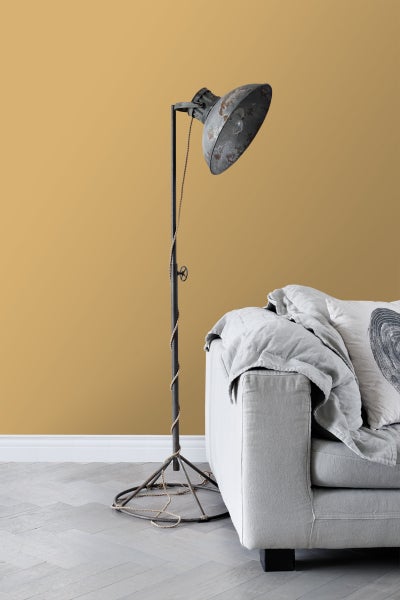 Stehlampe im Industriedesign neben einem Sofa