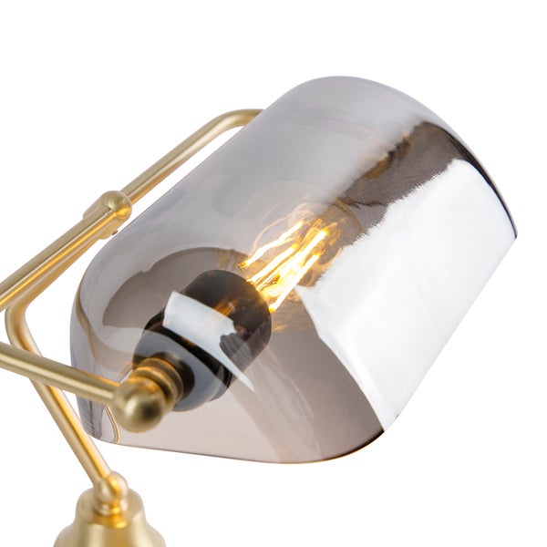 Nahaufnahme einer Tischleuchte mit Metallelementen und Glasschirm