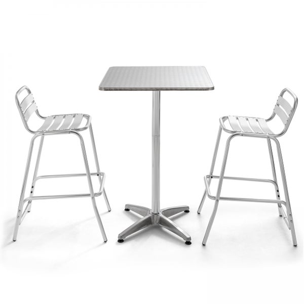 Bistrotisch mit zwei Barhockern aus Metall, quadratischer Stehtisch mit strukturierter Tischplatte.