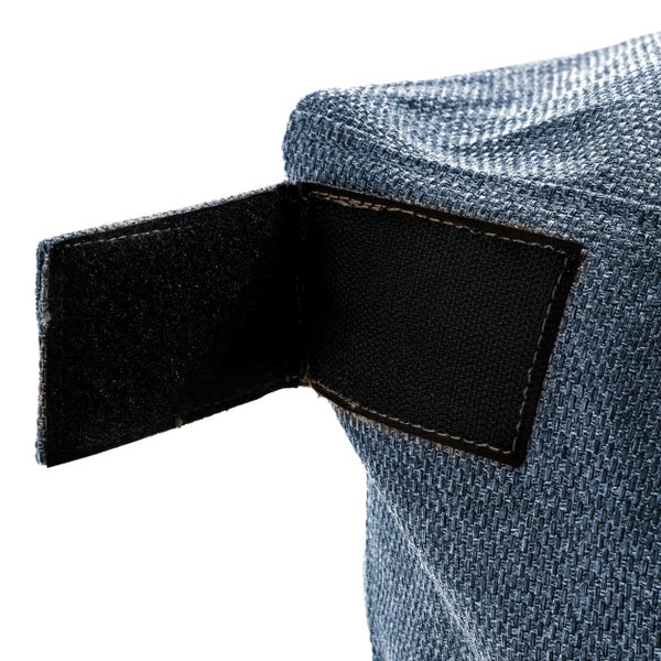 Nahaufnahme eines schwarzen Klettverschlusses an einem blauen gewebten Stoff.