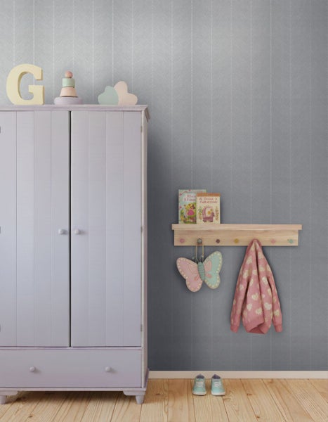 Kinderzimmer mit Vliestapete im Fischgrätmuster, einem Kleiderschrank aus Holz, einem Wandregal und Holzboden.