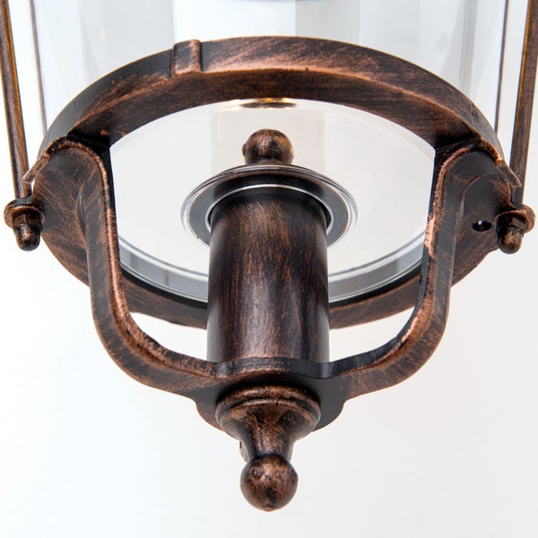 Detailansicht der Unterseite einer Außenleuchte aus Metall und Glas im antiken Design.