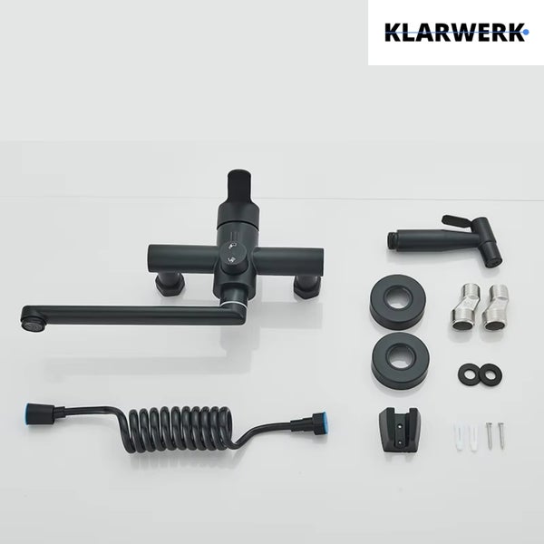Schwarzes Klarwerk Armaturenset mit Wandarmatur, Schwenkauslauf, Handbrause, Spiralschlauch und Montagezubehör. Klarwerk Logo.